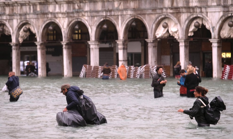 Cruzar la plaza de San Marcos solo es apto para nadadores/as. REUTERS/Manuel Silvestri