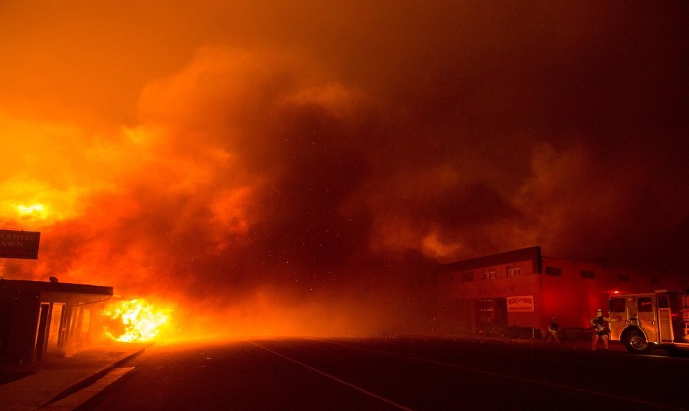 Carretera a la que ha llegado la humareda del incendio. EFE/ Peter Dasilva