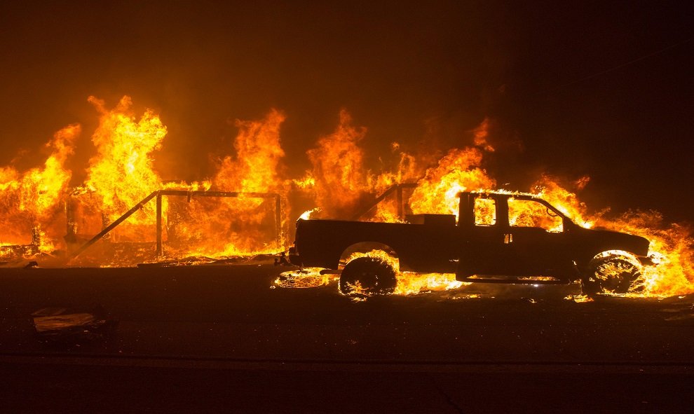 El paso del incendio por California. EFE/ Peter Dasilva