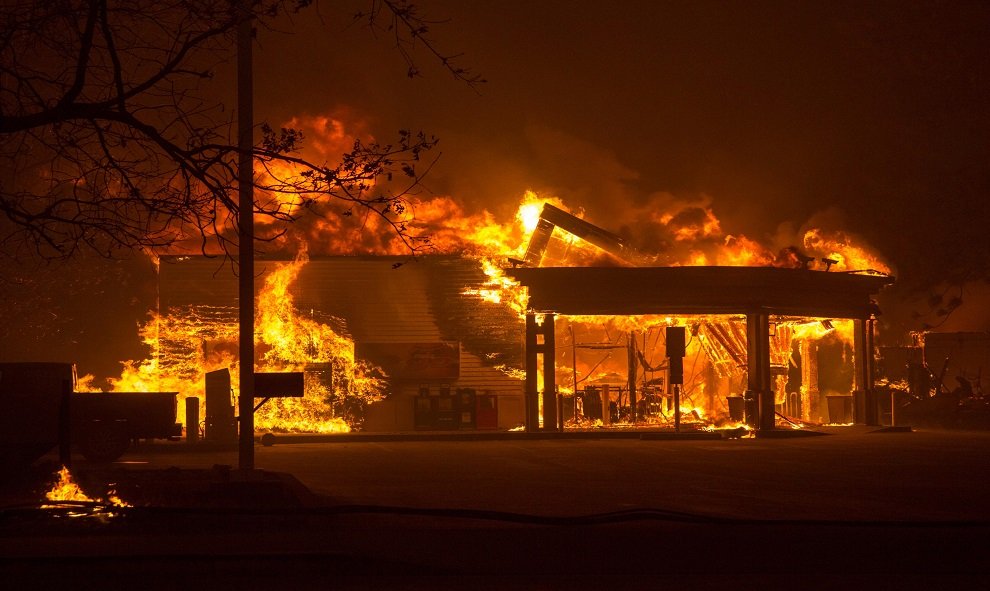 Una casa en llamas. EFE/ Peter Dasilva