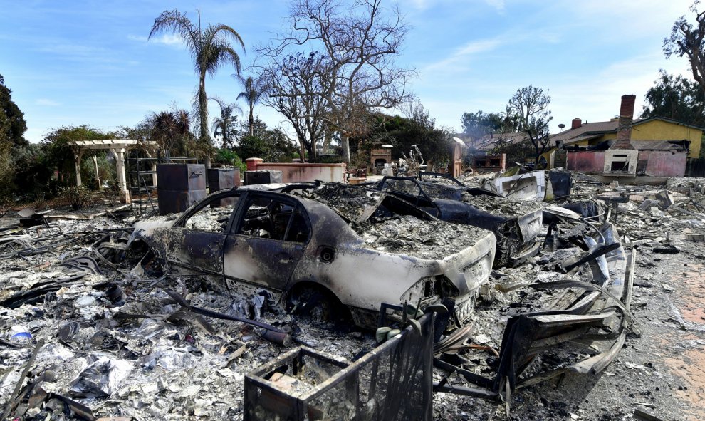Restos de casas y vehículos calcinados tras el incendio de Woolsey, en Malibu.- AFP