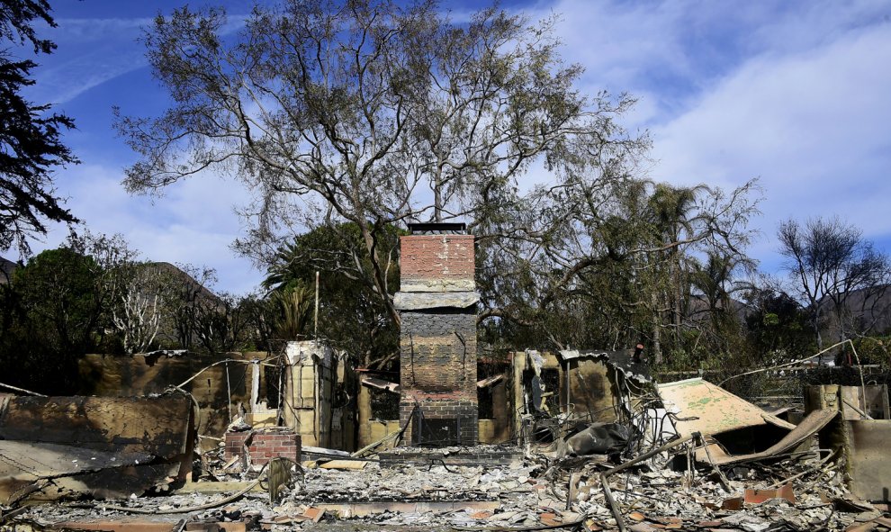 Una chimenea deja entrever lo que era un hogar en Busch Drive antes de que el fuego devastara su estructura.- AFP