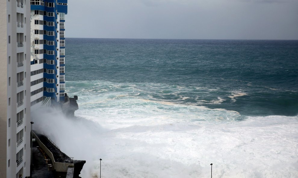 Todas las islas de Canarias se encuentran en situación de alerta decretada por el Gobierno regional, con áreas en aviso naranja por parte de la Agencia Estatal de Meteorología, por olas de hasta seis metros. En la imagen la costa de Tacoronte en Mesa del