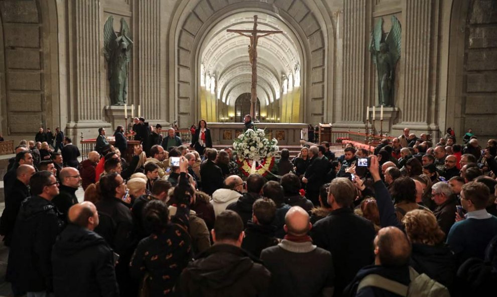 Decenas de personas se arremolinan en torno a la tumba del dictador en la basílica del Valle de los Caídos. (SUSANA VERA | REUTERS)