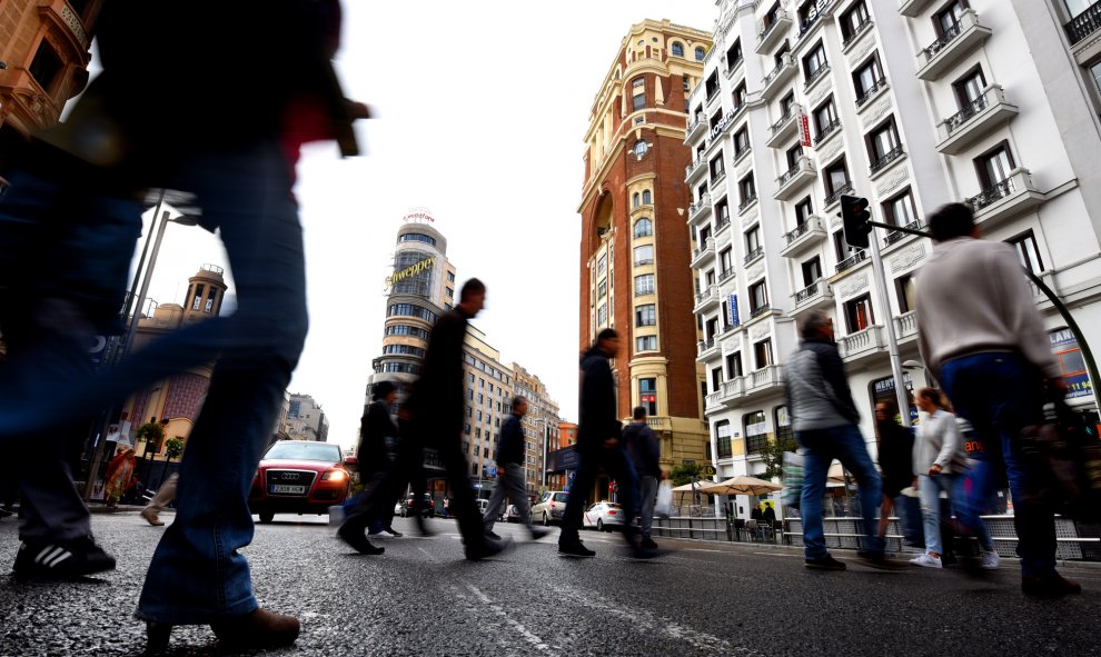 Varios peatones cruzan la Gran Vía de Madrid en una imagen de 2015.- AFP/ARCHIVO