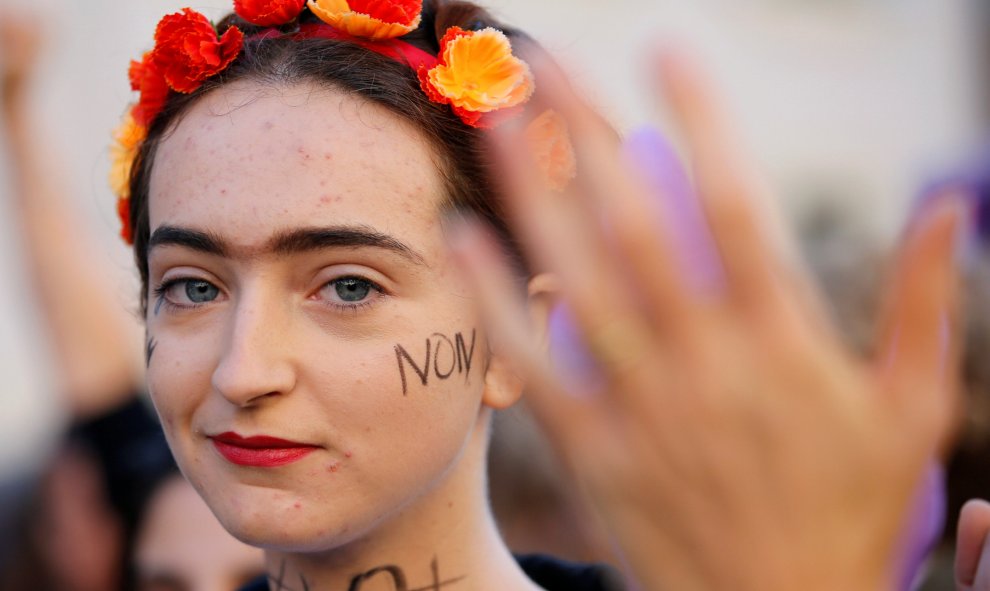 Una mujer asiste a una manifestación contra la violencia de género y sexual contra las mujeres, en Marsella, Francia, este sábado. REUTERS / Jean-Paul Pelissier