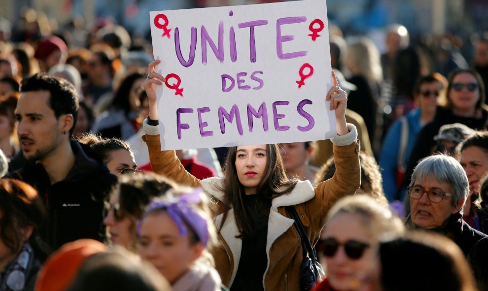 Las manifestantes asisten a una protesta contra la violencia de género y sexual contra las mujeres en Marsella, Francia, este viernes con motivo del día internacional contra la violencia hacia las mujeres.- REUTERS / Jean-Paul Pelissier
