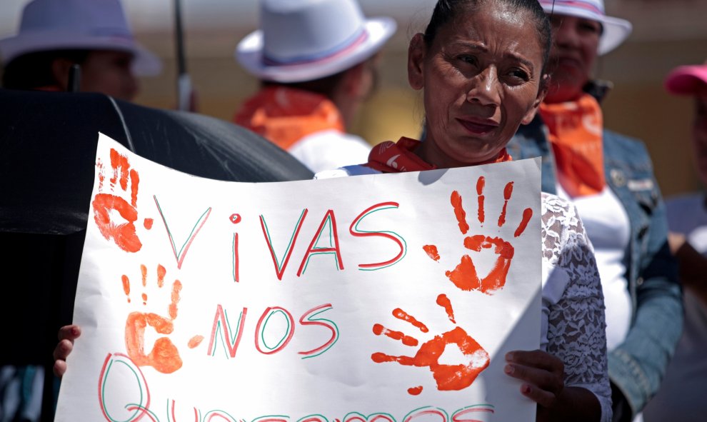 Una mujer participa en una manifestación para conmemorar el Día Internacional de la Eliminación de la Violencia contra la Mujer en San José, Costa Rica.- REUTERS / Juan Carlos Ulate