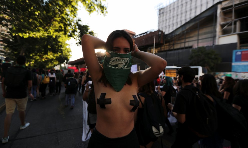 Un manifestante asiste a una marcha por el fin de las violencias machistas en Santiago de Chile, este viernes. REUTERS / Ivan Alvarado