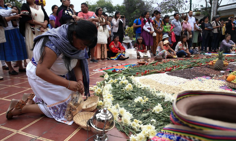 Un grupo de mujeres indígenas de más de veinte países americanos escenifican una ceremonia de sanación ancestral hoy, en la plaza principal del distrito de Barranco, en Lima (Perú). Un grupo de mujeres indígenas de más de veinte países americanos reclamar