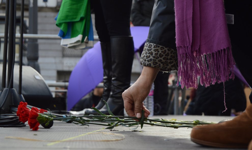 Al final de la manifestación en Madrid, mujeres han hablado por las asesinadas por violencia machista, dejando rosas sobre el escenario - Arancha Ríos