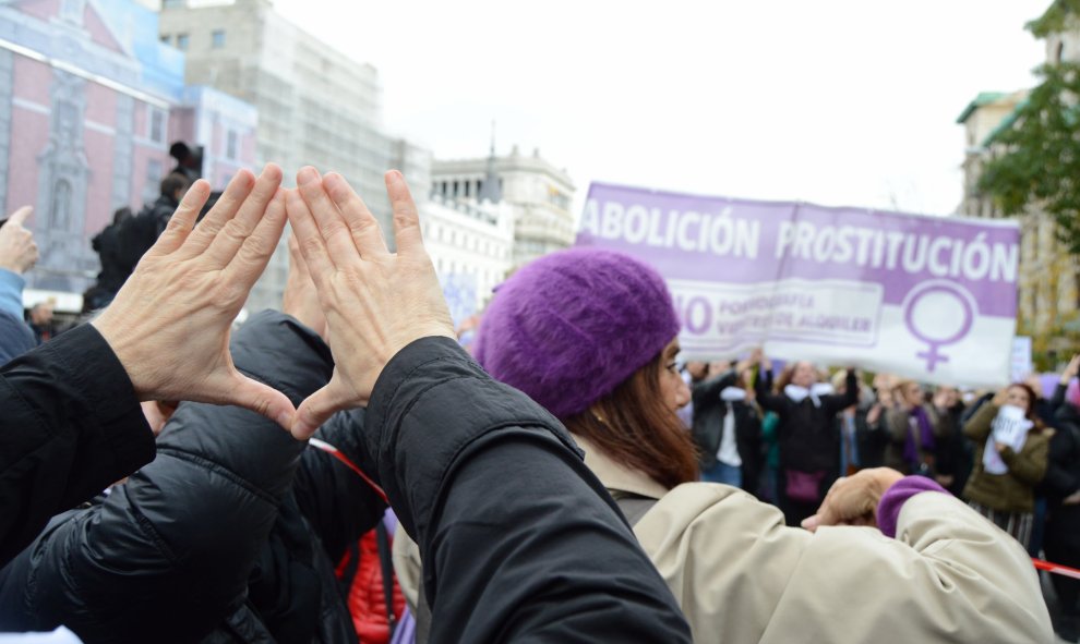 Una mujer realiza el símbolo feminista en mitad de la manifestación en Madrid - Arancha Ríos