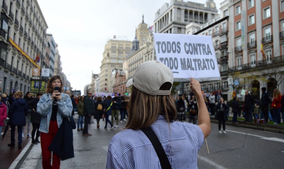 Una de las participantes se hace una foto con su pancarta en mitad de la manifestación, en el centro de la capital - Arancha Ríos