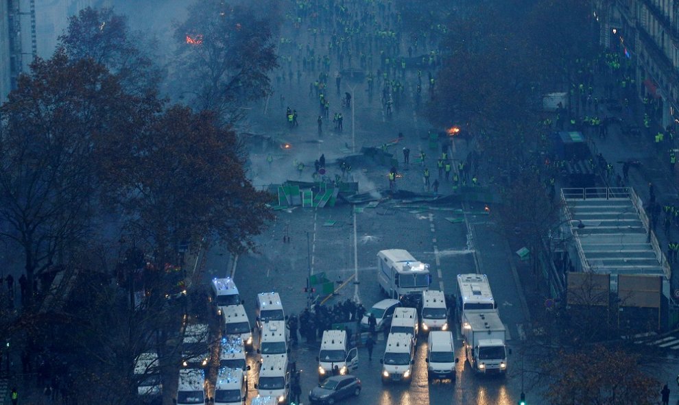 Vista aérea de las barricadas en una de las avenidas cercanas a la Place de l'Etoile en París durante las protestas contra la subida de impuestos a los carburantes.- Stephane Mahe/REUTERS
