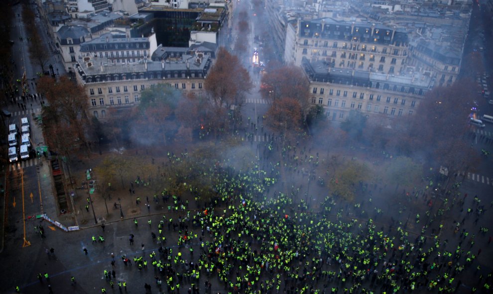 Los chalecos amarillos se manifiestan en la Place de l'Etoile en París.- Stephane Mahe/REUTERS