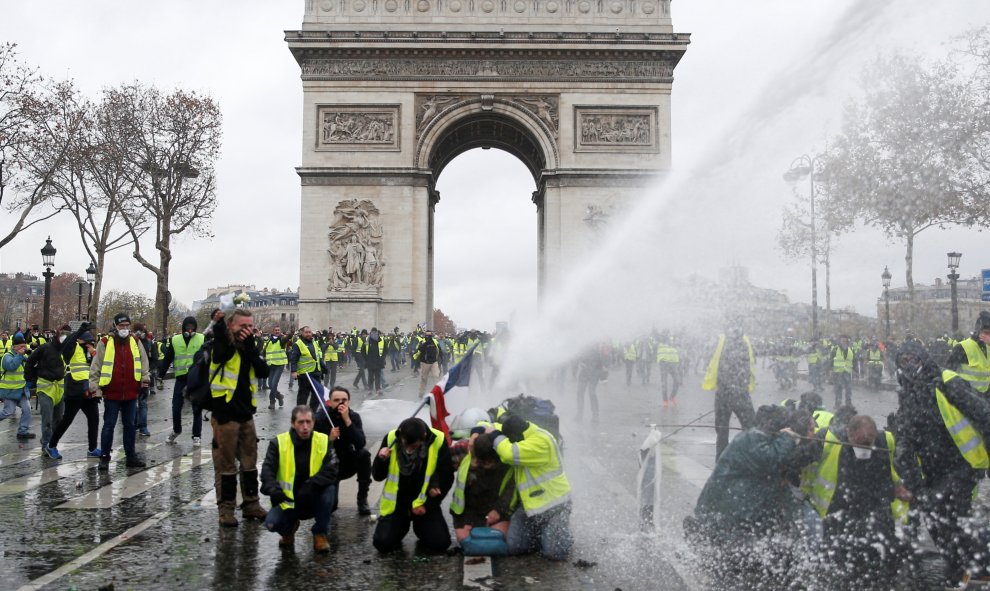 La policía dispara a los manifestantes con una tanqueta de agua a presión. Stephane Mahe/REUTERS