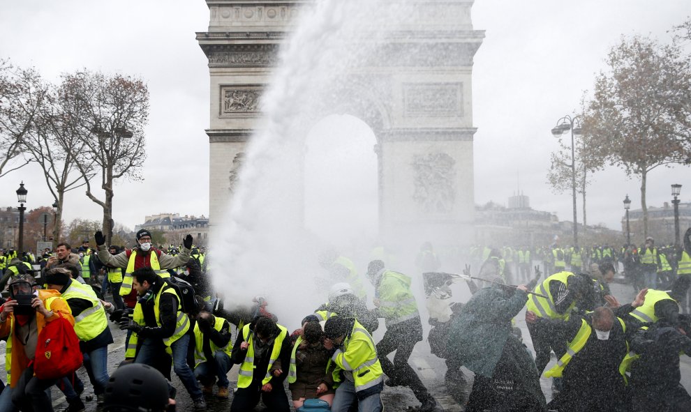 La Policía dispara a los manifestantes con una tanqueta de agua a presión. Stephane Mahe/REUTERS