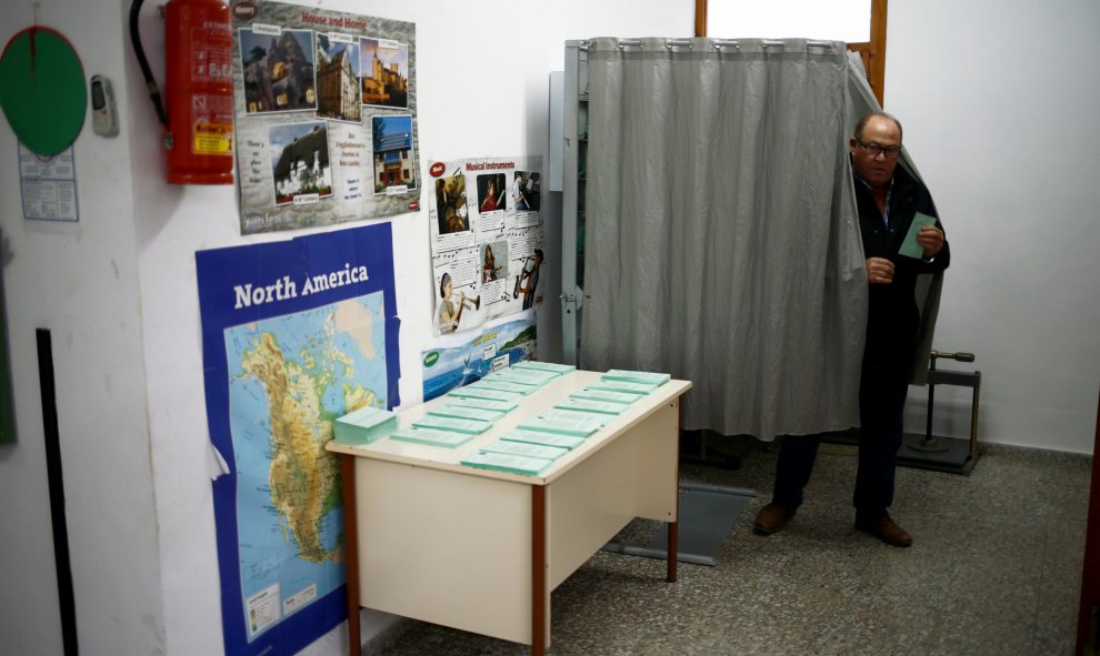 2/12/2018. Un hombre prepara su papeleta antes de emitir su voto para las elecciones autonómicas andaluzas en un colegio electoral de Ardales (Málaga). REUTERS/Jon Nazca