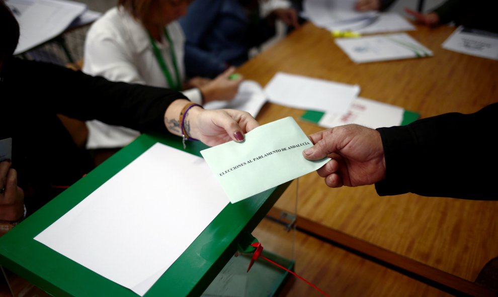 02/12/201. Un hombre emite su voto en las elecciones regionales andaluzas en Ardales (Málaga). REUTERS/Jon Nazca