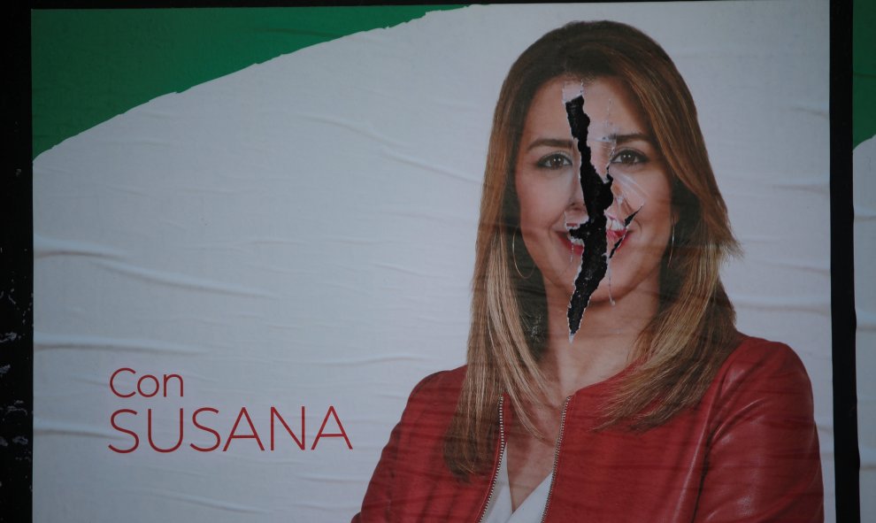 La imagen de Susana Díaz en uno de los carteles para las elecciones al Parlamento Andaluz del 2-D, en una calle de la localidad malagueña de Ronda. REUTERS/Jon Nazca