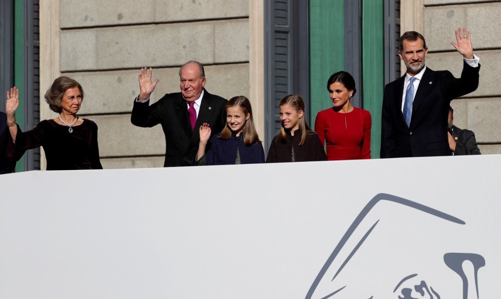 Los reyes, que presiden el acto solemne conmemorativo del 40 aniversario de la Constitución, que se celebra en el Congreso, al que también asisten sus hijas, la Princesa Leonor y la infanta Sofía, así como los reyes Juan Carlos y Sofía, saludan a su llega