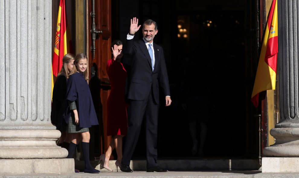 El rey Felipe VI, junto a la reina Letizia, y sus hijas la Princesa de Asturias y la infanta Sofía, a su llegada al Congreso de los Diputados, donde se celebra la solemne conmemoración del 40 aniversario de la Constitución. EFE/JuanJo Martín