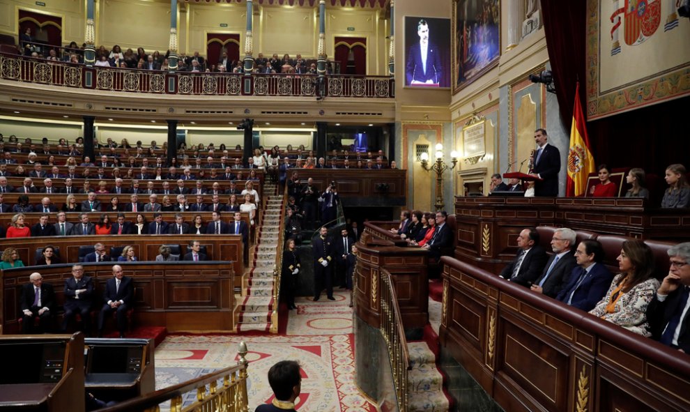 El Rey Felipe VI, junto a la Reina Letizia, la princesa Leonor y la Infanta Sofía, en el hemiciclo del Congreso de los Diputados, en el que se celebra la solemne conmemoración del 40 aniversario de la Constitución. EFE/Kiko Huesca