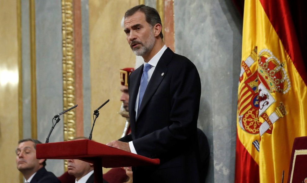 El Rey Felipe VI, durante su discurso en el hemiciclo del Congreso de los Diputados, en el que se celebra la solemne conmemoración del 40 aniversario de la Constitución. EFE/Kiko Huesca