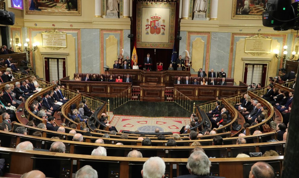 Vista general del hemiciclo del Congreso de los Diputados, durante el discurso del Rey Felipe VI, en la solemne conmemoración del 40 aniversario de la Constitución. EFE/Zipi