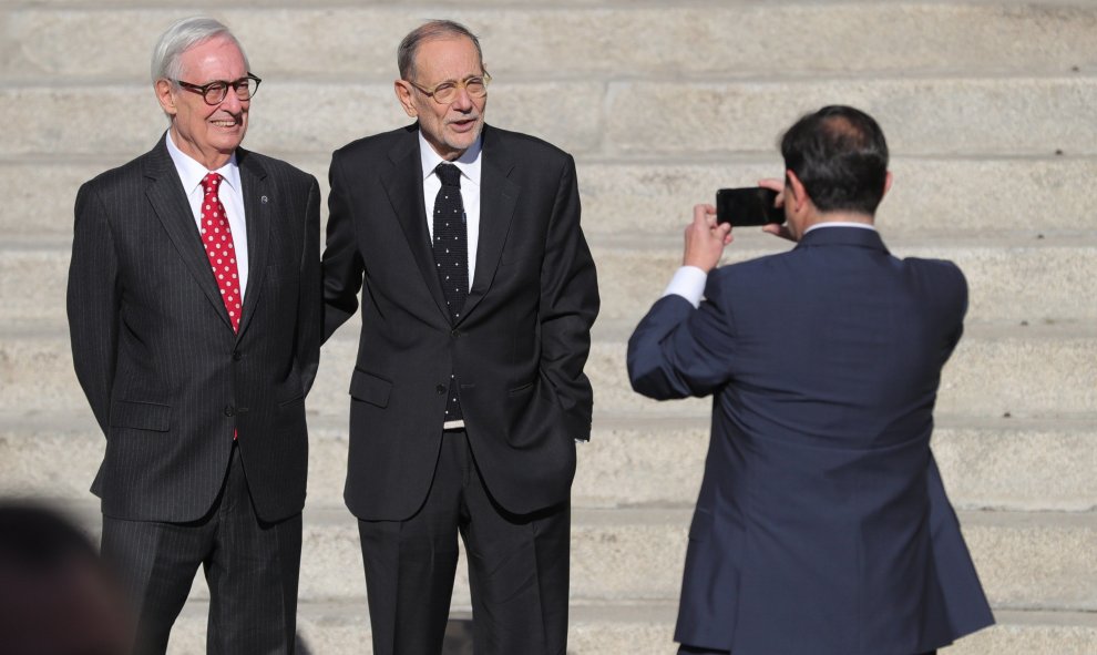 Los hermanos Solana, Javier (c) y Luis (i), en el exterior del Congreso de los Diputados, en la celebración de la solemne conmemoración del 40 aniversario de la Constitución. EFE/JuanJo Martín