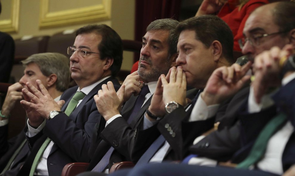 De iz a Dcha: Los presidentes de Aragón Javier Lambán, Castilla La mancha Emiliano García-Page, Canarias Fernando Clavijo (3i), y Extremadura Guillermo Fernández Vara en el hemiciclo del Congreso de los Diputados, en el que se celebra la solemne conmemora