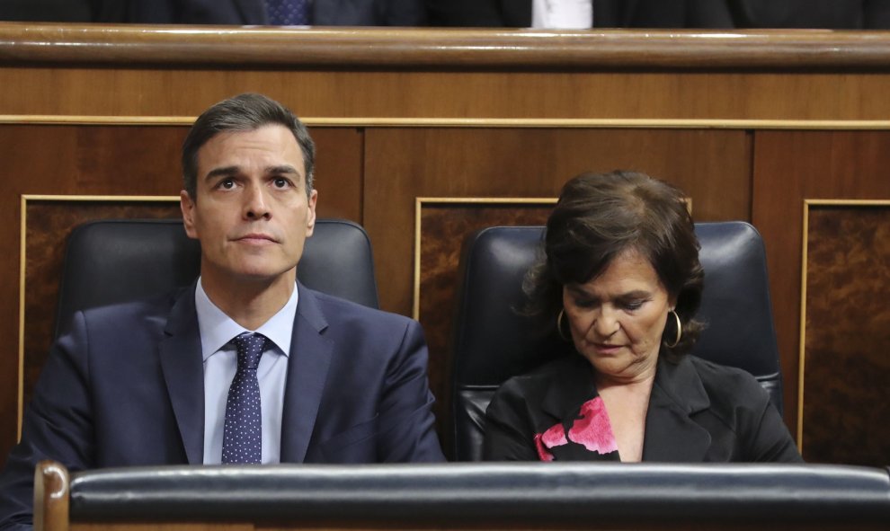 El presidente del gobierno Pedro Sánchez y la vicepresidenta Carmen Calvo en el hemiciclo del Congreso de los Diputados, en el que se celebra la solemne conmemoración del 40 aniversario de la Constitución. EFE/Zipi