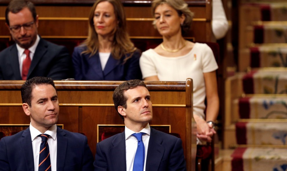 El presidente del PP Pablo Casado, y el secretario general del partido, TTeodoro García Egea, en el hemiciclo del Congreso de los Diputados, en el que se celebra la solemne conmemoración del 40 aniversario de la Constitución.- EFE/Kiko Huesca