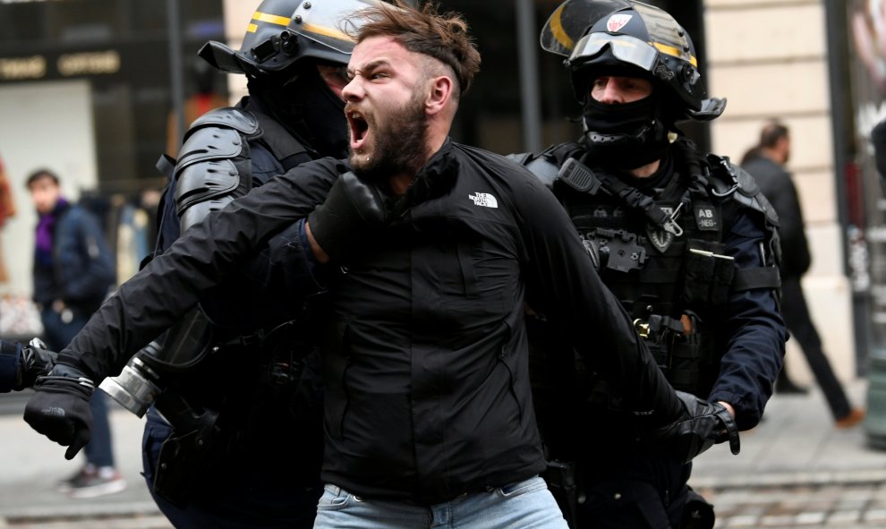 La Policía detiene a un manifestante de los chalecos amarillos durante las protestas de París del sábado. REUTERS/Piroschka van de Wouw