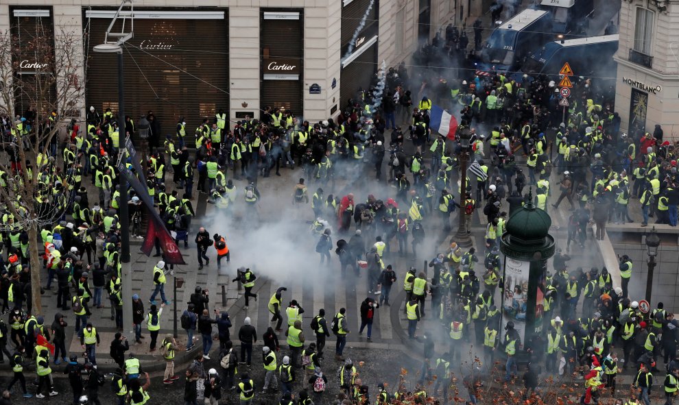 Un tumulto de manifestantes se dispersa después de que la Policía lance gases lacrimógenos.-REUTERS/Benoit Tessie