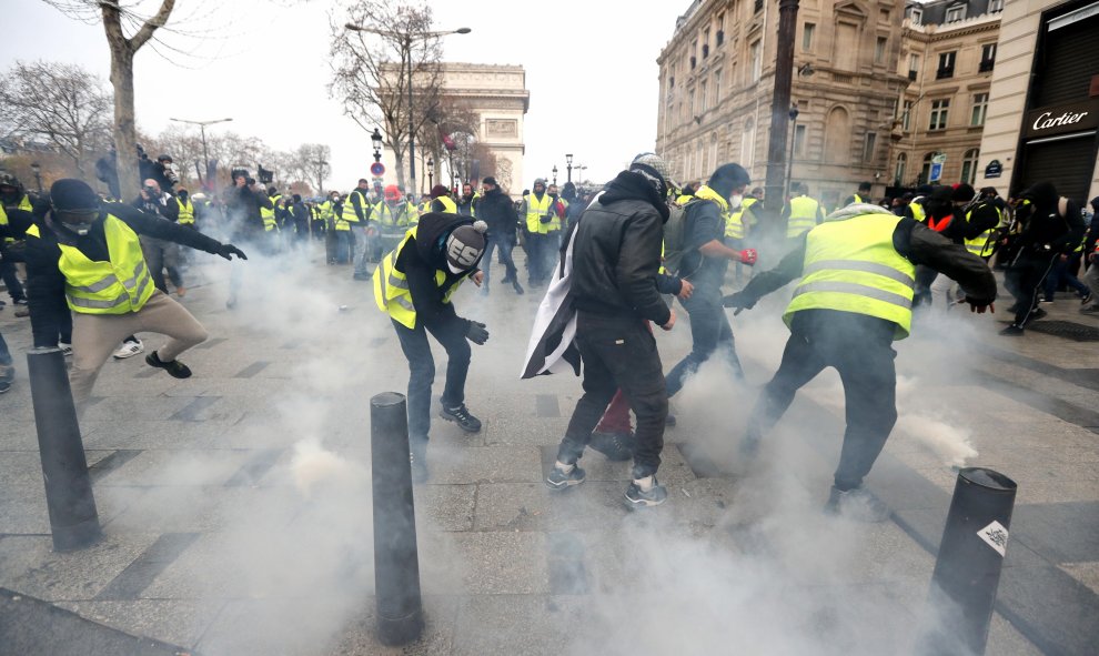 Manifestantes se dispersan después de que la Policía les lanzara gas lacrimógeno.- EFE/EPA/Ian Langsdon