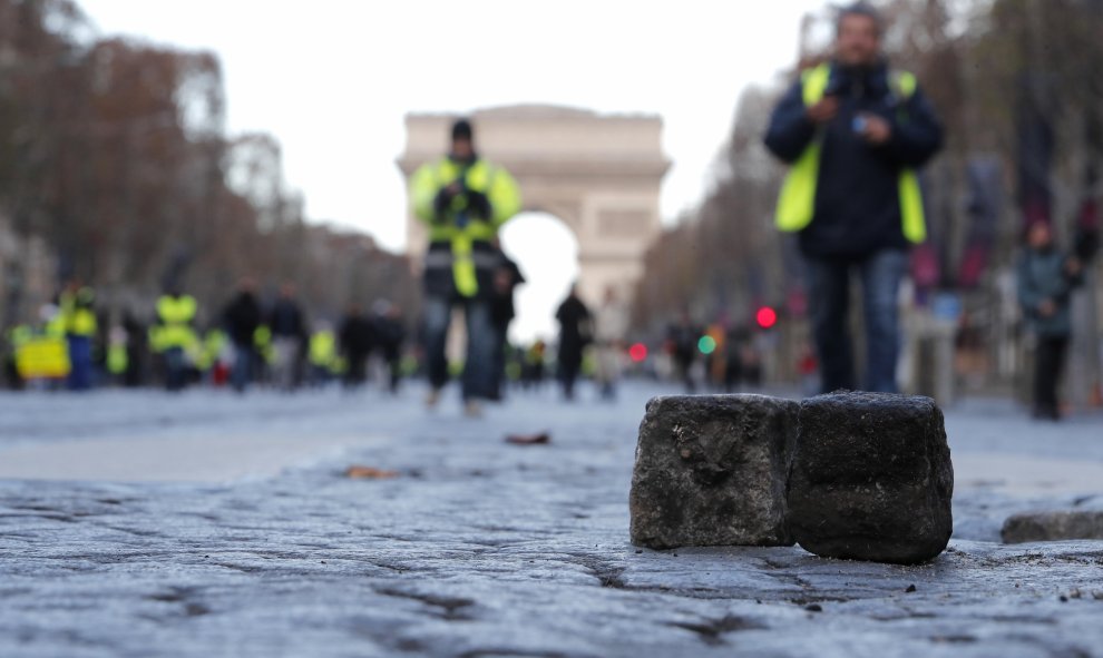 Un adoquín levantado en los Campos Elíseos de París.- EFE/Ian Langsdon