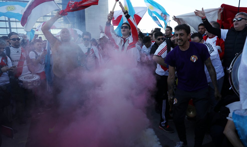 Aficionados de River en un ambiente festivo durante la previa de la final de la copa Libertadores.-REUTERS/Susana Vera