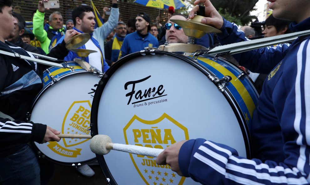 Aficionados de Boca cantan al son de los tambores.- REUTERS/Susana Vera