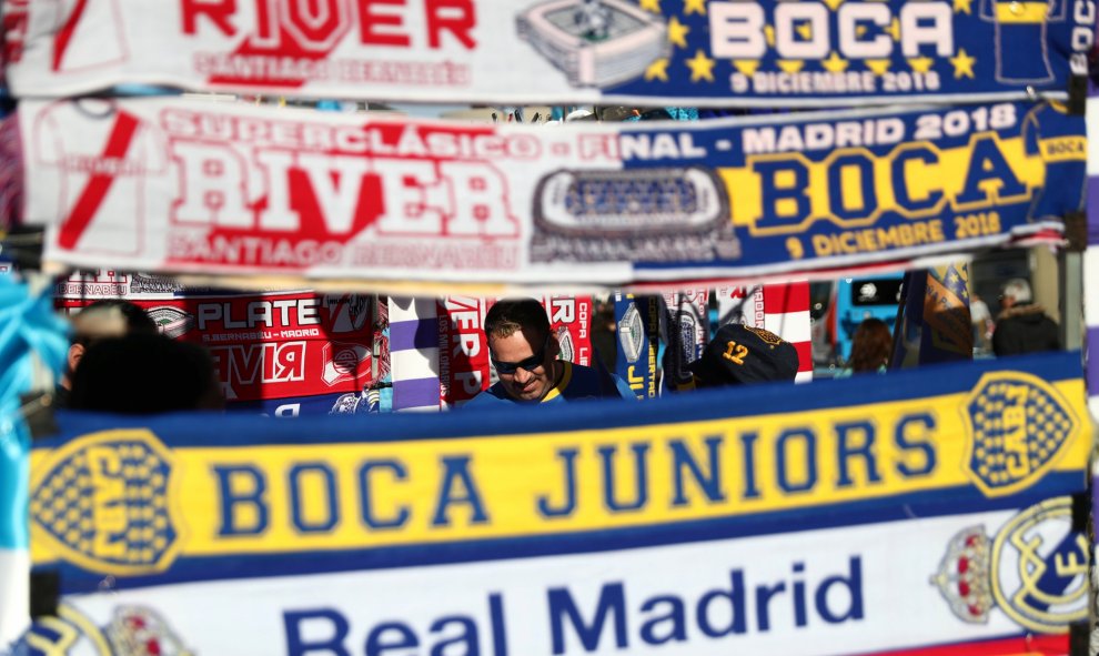 Un hombre vende bufandas de la final de la Copa Libertadores en los aledaños del Santiago Bernabéu.- REUTERS/Sergio Pérez