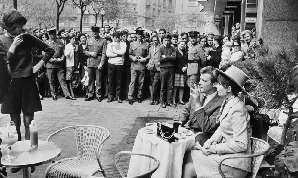 El actor Roger Moore, 'El Santo', rodeado de fans. Barcelona, 1967