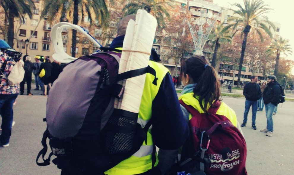 Parella de sanitaris que s'integren a una de les columnes del CDR en protesta pel 21-D. ANDER ZURIMENDI