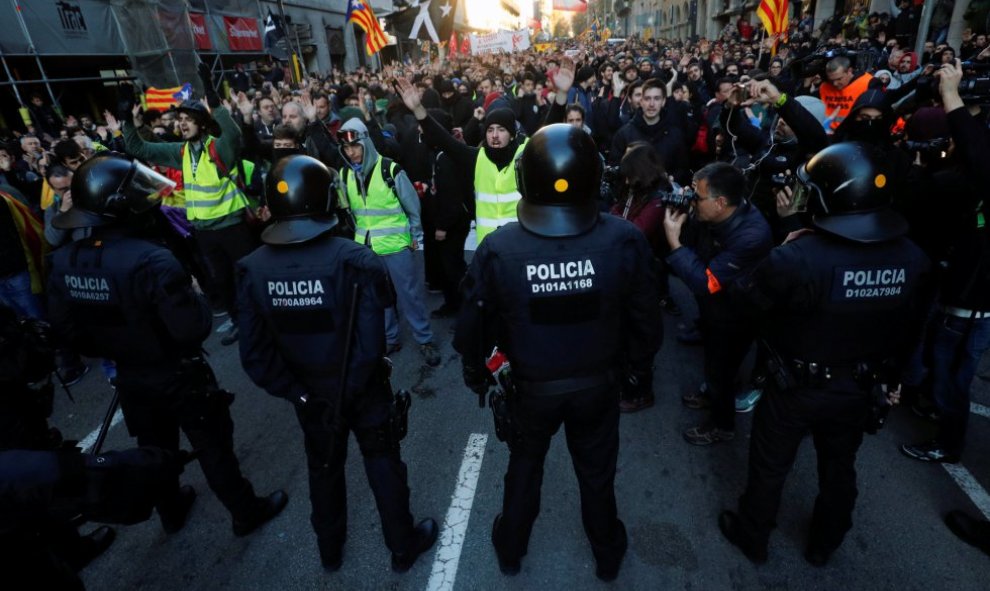 Córdón policial de los Mossos en la capital catalana/REUTERS