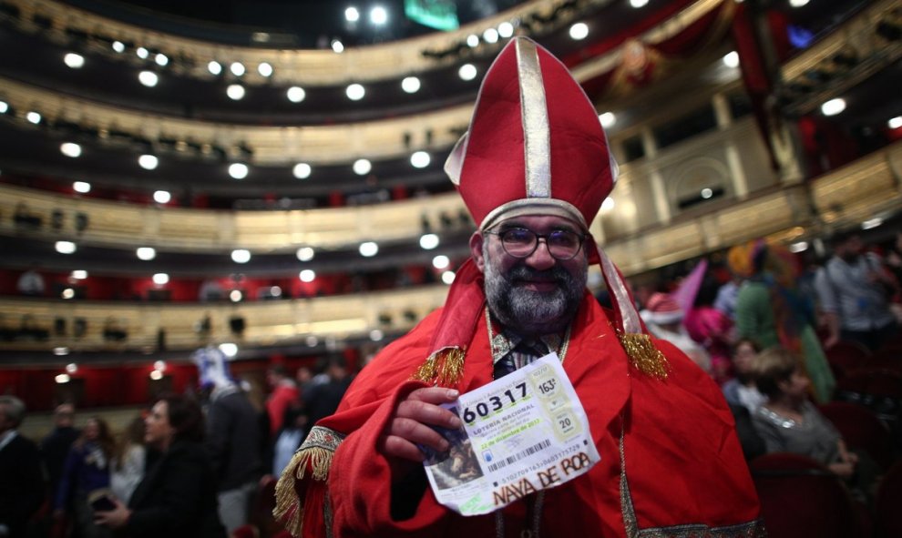 Un hombre vestido con el atuendo del Papa. Europa Press.