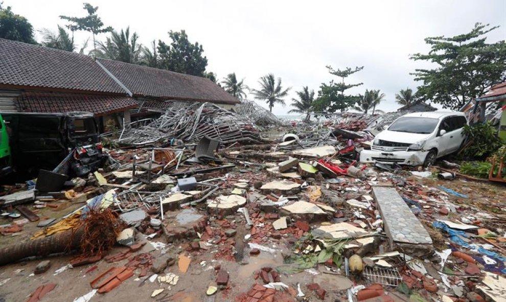 Imágenes del caos y la destrucción que ha generado el tsunami de Indonesia./  EFE/EPA/ADI WEDA