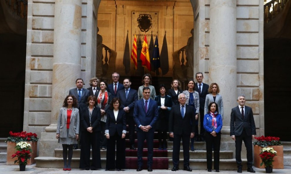 Pedro Sánchez, con las ministras y ministros de su Gabinete, en Barcelona.  FERNANDO CALVO