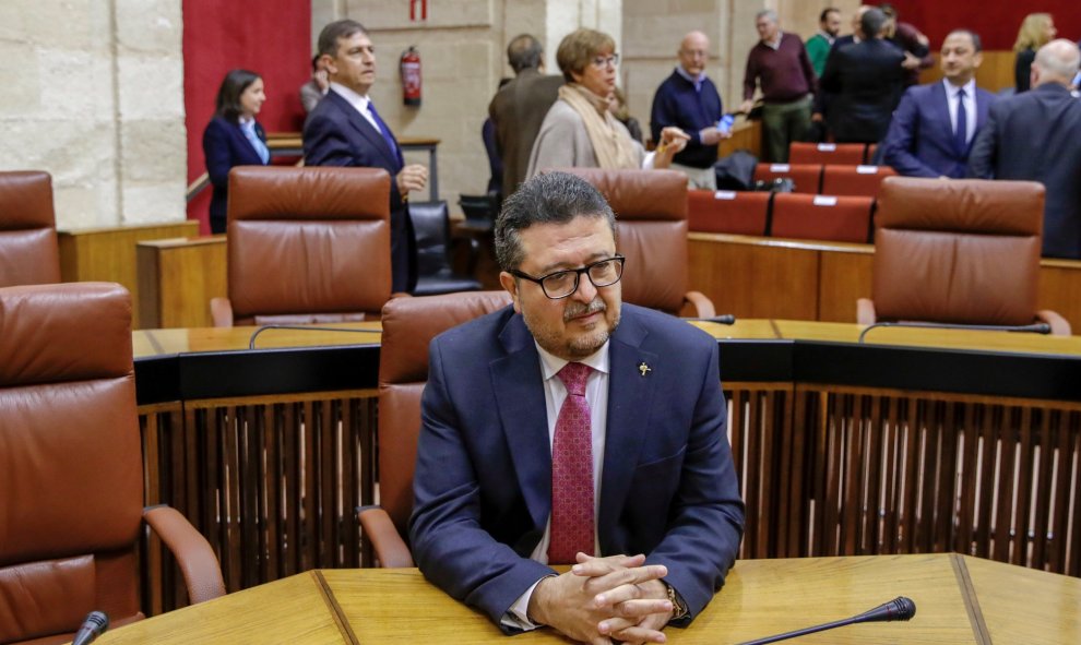 El juez en excedencia Francisco Serrano y cabeza de lista de Vox, en su escaño en el Parlamento de Andalucía al comienzo de la sesión constitutiva de la XI legislaturas. EFE/Julio Muñoz