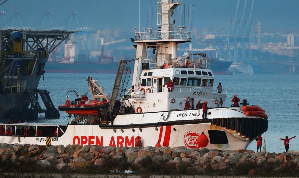 El buque de la ONG Proactiva Open Arms, en el momento de su llegada a la bahía de Algeciras (Cádiz), con más de 300 migrantes a bordo procedentes de 19 países, que fueron rescatados en el Mediterráneo.