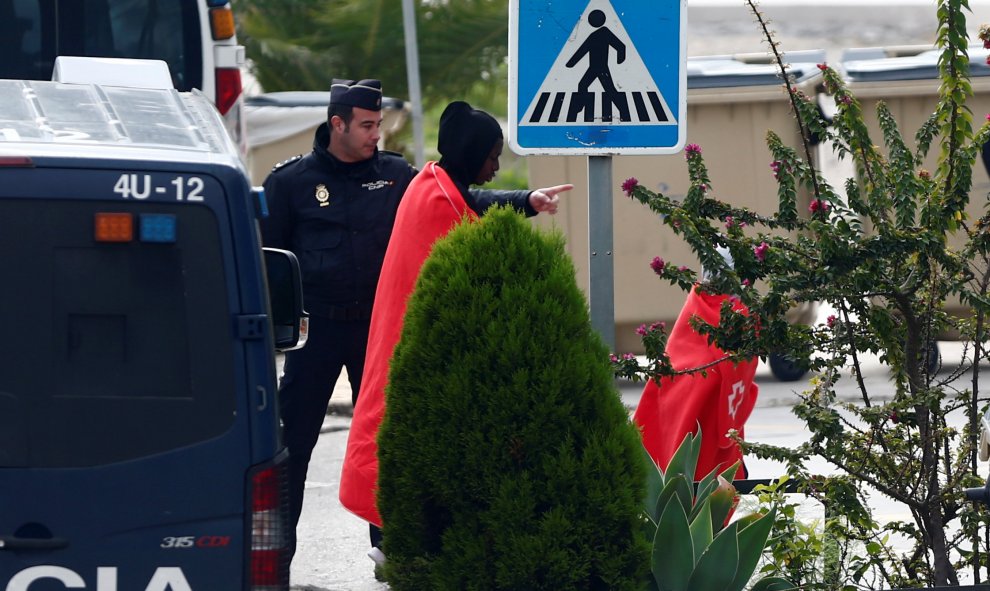 Policía Nacional, Guardia Civil y Cruz Roja, entre otros, han ayudado a los migrantes rescatados, tras su desembarco en el puerto de Crinavis (Cádiz).