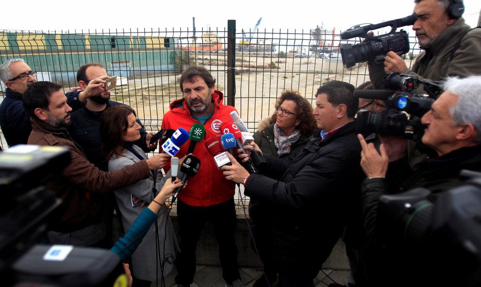Oscar Camps, director y fundador de la ONG Proactiva Open Arms haciendo declaraciones a los medios tras llegar a puerto. - A.Carrasco Ragel